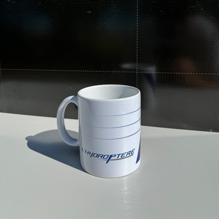 Mug en céramique de haute qualité avec un visuel de L'Hydroptère et son foils - Nantes