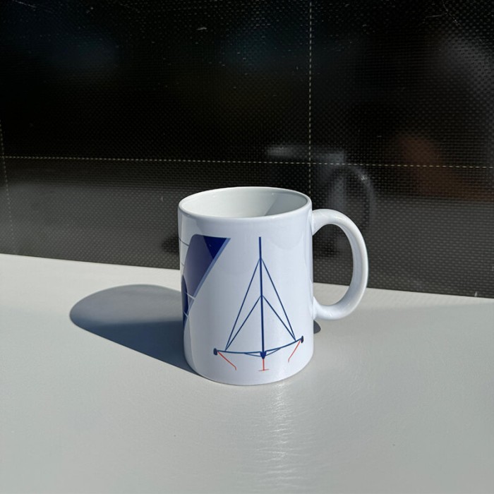 Mug en céramique de haute qualité avec un visuel de L'Hydroptère et son foils - Nantes - Innovation
