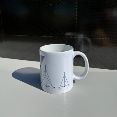 Mug en céramique de haute qualité avec un visuel de L'Hydroptère et L'Hydroptère CH avec un foils