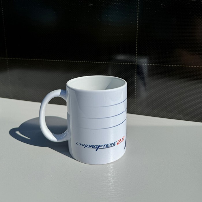 Mug en céramique de haute qualité avec un visuel de L'Hydroptère et L'Hydroptère CH avec un foils - Nantes
