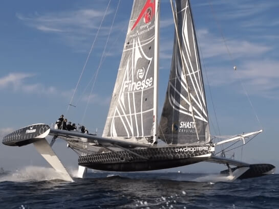 L'Hydroptere en plein vol, trimaran volant avec foils